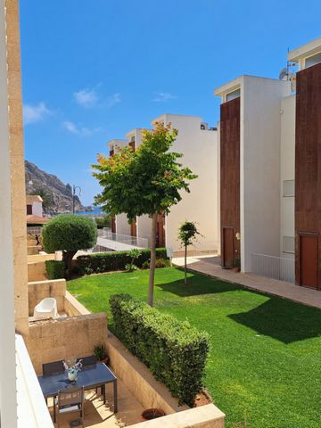 Prachtig appartement in het havengebied van Jávea met alle mogelijke voordelen en uitrusting om te genieten van een vreugdevolle vakantie. Het heeft een gemeenschappelijk zwembad en een groene zone. Het appartement heeft 1 slaapkamer met een tweepers...