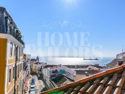 Total property building with 1 shop and 3 fully refurbished apartments. This building has been carefully recovered in order to preserve its classic Portuguese style and display its original construction. Located in a tourist area of great demand, Alf...