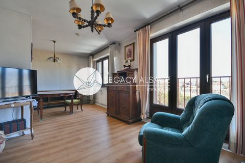 En exclusivité chez LEGACY ALSACE Venez découvrir cet appartement 4 pièces de 86 m2, idéalement situé en plein cœur de Haguenau. Au troisième étage avec ascenseur d’une copropriété bien entretenue de 1974, il se compose d’une belle entrée, d’un salon...