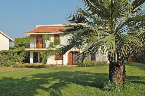 Ideal para vacacionistas que les gusta estar en la playa. La casa de vacaciones se encuentra en una hermosa ubicación algo elevada y está rodeada por un jardín bien cuidado. El porche ofrece vistas parciales al mar. La costa de Fontane Bianche está f...