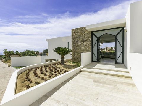 ¡Bienvenido a tu retiro de ensueño! Esta villa de un solo nivel está diseñada para una vida de lujo, a pocos pasos del prístino club de playa de Santa Carmela. Perfecta para familias, grupos o aquellos que buscan una inversión de alquiler premium, es...