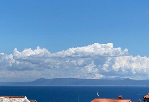 Villa jumelée de style traditionnel magnifiquement rénovée dans le centre de la célèbre ville de Bol, connue pour la plus belle plage de l'Adriatique - le cap Zlatni rat ! Fantastique offre de villa avec piscine ! La surface habitable totale est de 1...