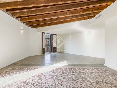 This spectacular renovated apartment is located at the intersection of Calle Diputación and Calle Villarroel. Its renovation combines historic charm and modern comfort in a spacious, bright and functional space. It is located on the fifth floor of an...