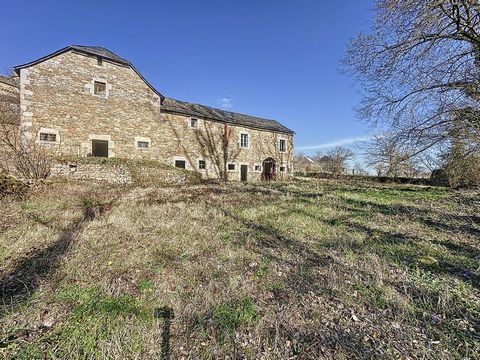 AUTHENTIQUE CORPS DE FERME  MAISON EN PIERRE ET GRANGE  TERRAIN PLAT ET CLOS Votre agence Sélection Habitat vous propose, sur un secteur recherché, cet ancien corps de ferme à rénover intégralement. Cet ensemble immobilier se compose, d'une premièr...