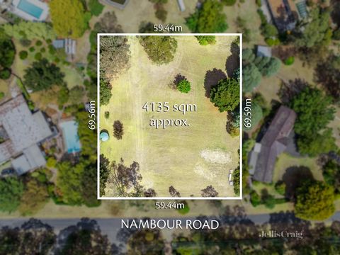 Deze zeldzame leegstaande volkstuin van 4135 m² op een gewaardeerde locatie in Templestowe biedt een ongeëvenaarde kans om een op maat gemaakt lifestyle-meesterwerk (STCA) te creëren. Gelegen op slechts enkele minuten van de belangrijkste winkelbeste...