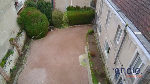 Centre ville de Montluçon . A vendre immeuble de 362 m² sur deux étages avec garages et cours privé sur un terrain de 510 m² Deux appartements entièrement refait très cossus beau standing , un au rez-de-chaussée et le 2e avec terrasse possibilité d'a...