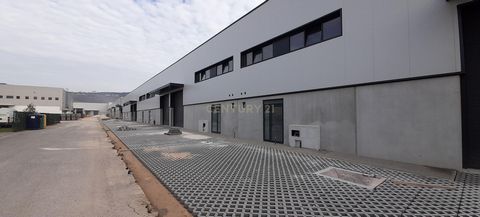 Se procura um investimento com um arrendatário financeiramente estável e credível e uma rentabilidade atrativa, este imóvel é o que procura. Localizado num condomínio fechado no Núcleo Empresarial de Arruda dos Vinhos, está a crescer o novo Polo Indu...