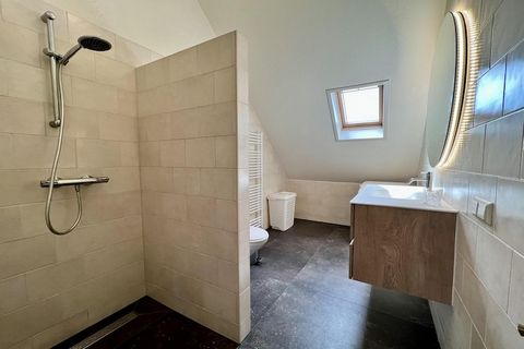 Este espacioso y bellamente decorado apartamento para 3 personas está situado en el tranquilo y verde Villa Park Anzelhoef en Sint Maartenszee. Perfectamente ubicado para los amantes de las actividades al aire libre, el apartamento está cerca de la p...