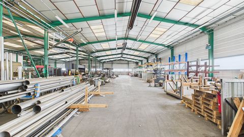 Location local d'activité, bureaux, show room et atelier de 3 745 m² proche A 64