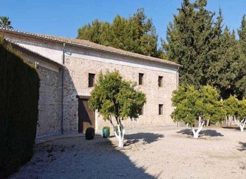 NO COBRAMOS COMISIÓN DE INTERMEDIACIÓN AL COMPRADOR Gran oportunidad de adquirir en propiedad este inmueble, en la actualidad alquilado y explotado como Salón de celebraciones, con una superficie de terreno de 11.743 m m², compuesto por varias edific...