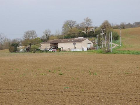 Maison de pierre à la campagne