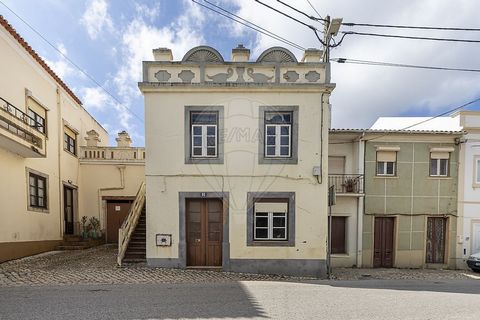 Prédio de habitação, comércio e adega, para reabilitar . R/c com espaço para estabelecimento comercial / café, casas de banho e arrumos. 1º andar com entrada independente, para habitação, com 4 divisões e casa de banho. Adega com cerca de 90m2 com ac...
