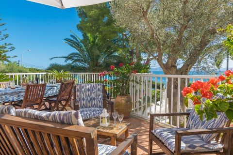 Los exteriores de esta maravillosa casa son muy bonitos. Varias terrazas están amuebladas y decoradas especialmente para hacerles disfrutar de su tiempo en ellas, ya sea desayunando con vistas al mar, preparando exquisitas barbacoas, tomando el sol o...