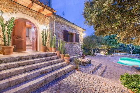 Rodado por una terraza y diferentes árboles se halla la piscina privada de sal, con un tamaño de 8.5m y 5m y una profundidad que varía entre 1m y 1.9m. En seis tumbonas puede descansar y broncearse. El extenso jardín tiene diferentes rincones para qu...