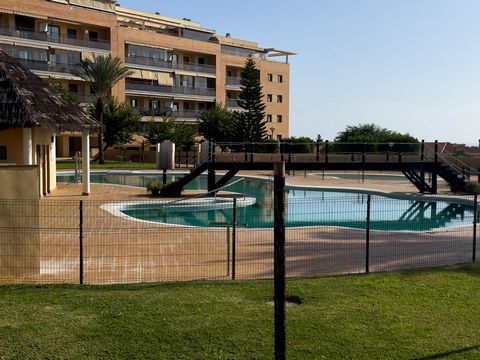 Magnifico piso situado en la Urbanización Altos del Olivar de Torremolinos. Las zonas comunes cuentan con piscinas, pista de pádel, pista de tenis, parque infantil y gimnasio. La vivienda ha sido recientemente actualizada, cuenta con aire acondiciona...