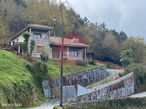 Vende-se Moradia Individual V3 com 247m2 de área coberta e 1440m2 de terreno em Codeceda, Vila Verde! Moradia de dois pisos com cozinha mobilada com acesso ao exterior / zona de lazer com churrasqueira, sala ampla com lareira e casa de banho no rés d...