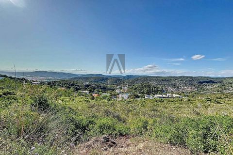 Terreno en venta que incluye proyecto básico (con un estudio de arquitectura prestigioso de la zona de Sitges). La parcela tiene una superficie de 708m2, con la posibilidad teórica de edificación es de 566 metros cuadrados (El proyecto básico actual ...