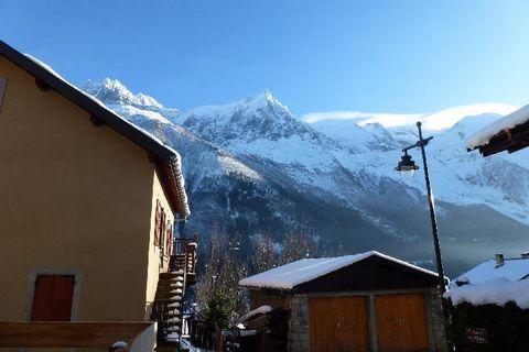 This charming apartment in the Maison Opale is 57 m2 and is located in a renovated house in the Moussoux area of Chamonix, 900 m from the centre. The ski slopes, ski lifts and the nearest bus stop are 500 m from the Maison Opale. The apartment has a ...