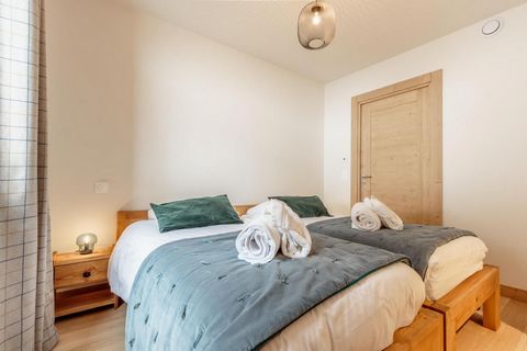 You'll love this high and ski-in/ski-out residence based in Les Arcs, directly on the Cachette ski slope (elevation 1730 meters), between Club Med and Arc 1600. Residence le Ridge**** is perfectly located in the heart of Paradiski, half-way between A...