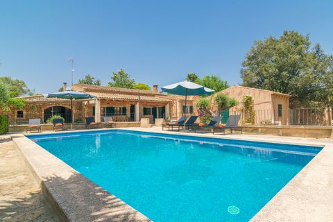 Prachtig landhuis met privé zwembad en van alle gemakken voorzien. Het wordt omringd door de vrede die het land Manacor kenmerkt De hoofdpersoon in dit prachtige huis is het zwembad. Het is een chloor zwembad met een afmeting van 9,5 x 4,5 meter, ter...