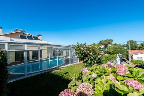 Villa with 6 bedrooms in Cascais, in Quinta da Bicuda. It has 3 floors, good areas, parking, garden and indoor pool. Features: - Air Conditioning - Barbecue - SwimmingPool