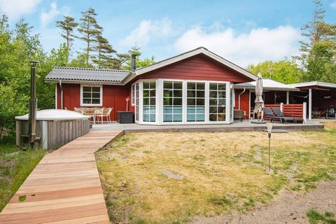 Idyllisch gelegenes Ferienhaus, nur etwa 500 m vom Ringkøbing Fjord bei Hemmet Strand entfernt. Innen erwartet Sie ein ansprechender Küchen-Ess-Wohnbereich mit Oberlichtern sowie einer großen Fensterfront, die für viel Tageslicht sorgt. Weiterhin gib...