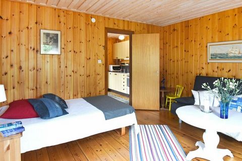 Au nord de la ville d'été côtière de Lysekil dans la région de Lahälla se trouve ce cottage meublé en bois avec un emplacement élevé dans une région pittoresque. Une promenade de quelques minutes vous permet d'atteindre le joli lieu de baignade de Go...
