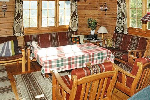 Questa cabina di qualità con mobili in legno massello norvegese si trova su un tumulo, con le viste più magnifiche e fantastiche che puoi immaginare! Quando ti siedi sulla terrazza o nel soggiorno qui, hai la panoramica completa e completa della magg...