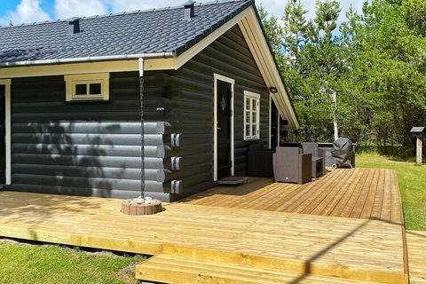 In einer ruhigen Sackgasse steht auf einem gr. Naturgrundstück m. schützenden Bäumen und Rasenfläche dieses Blockhaus. Der gute Badestrand, der nicht weit entfernt liegt, lockt zu einem erfrischenden Bad sowie ausgiebigen Spaziergängen. Innen erwarte...