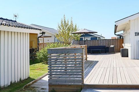 A pleasant and well-maintained holiday home in the northern part of Träslövsläge. The cottage's generous terrace offers several pleasant patios with outdoor furniture. Only a short walk takes you to 