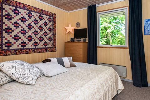 Ferienhaus auf der Landzunge Kysing Næs, südlich von Aarhus. Das Ferienhaus ist gut eingerichtet und hat einen offenen Küchen-/Wohnbereich für das Familienleben mit Ess- und Sitzecke. Es gibt zudem zwei Schlafzimmer mit Doppelbett und ein drittes Zim...