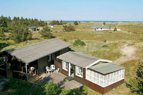 Dieses Ferienhaus befindet sich in idyllischer Lage auf einem großen Dünengrundstück, ca. 100 m vom Strand entfernt. Zu dem Haus gehört eine kleine, überdachte Terrasse, wo Sie gemütliche Sommerabende genießen können. Für Familien ohne große Ansprüch...