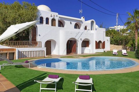 Relax during a holiday in the 201 square meter Villa Levante, which offers enough space for up to six people. Renovated in 2018, the villa has two bathrooms and three bedrooms. Two bedrooms have direct access to the private outdoor pool. The third be...