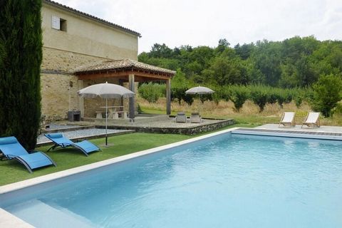 Rust en ontspanning onder de zon van de Provence, bij het zwembad met uitzicht op de prachtige groene tuin: een onvergetelijke vakantie staat u te wachten! Uw appartement op de eerste verdieping, bereikbaar via een buitentrap, bevindt zich aan één ka...