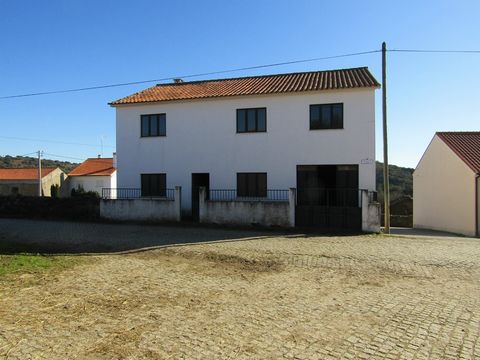 Detached house with land, in the finishing phase in the village of Fonte Ladrão House in Fonte Ladrão, parish of Silva, with garage and land with approximately 800m2. Under construction, with interior divisions still in brick and possibilities to mak...