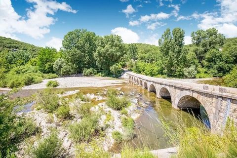 Very pretty detached holiday home with a large garden, overlooking the river in the small, listed village of Montclus, in the Ardèche. Here, you will be close to many tourist sites, and only 15 km from Vallon Pont d'Arc. This place is ideal for a vac...
