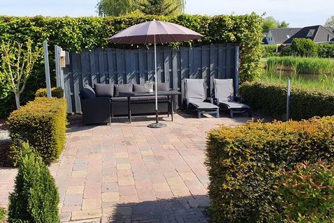 This is a comfortably furnished family home, superbly situated at Buitenplaats Hosterwold in Zeewolde. The holiday home is fully equipped and surrounded by a beautifully landscaped garden on the water's edge. You can use the communal swimming pool. T...