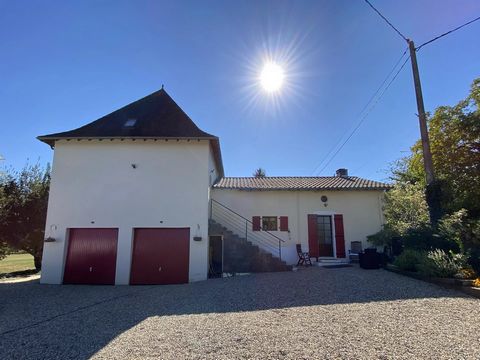 This property located at the gateway to the Périgord Noir is perfect for a large family or for someone aiming for a gîte activity in the separate 45 m2 part. You enter in to a big living room on the first floor with a fire place and view over the gar...