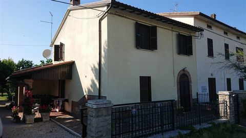 Castiglione del Lago (PG), Loc. Panicarola: Detached house on two levels of 130 sq m composed of: * Ground floor: entrance, living room, kitchen, a bathroom, a double bedroom, storage room and laundry room; * First floor: two double bedrooms, a bathr...