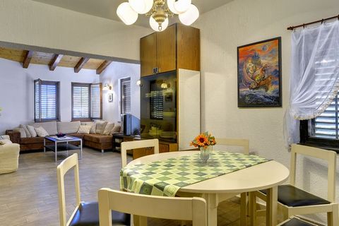 Deze comfortabele accommodatie bevindt zich in het dorpje Ližnjan en bestaat uit 2 appartementen met totaal 6 slaapkamers. De vakantiewoning is ideaal voor samenreizende gezinnen of een grote familie. In de omheinde tuin heb je de beschikking over ee...