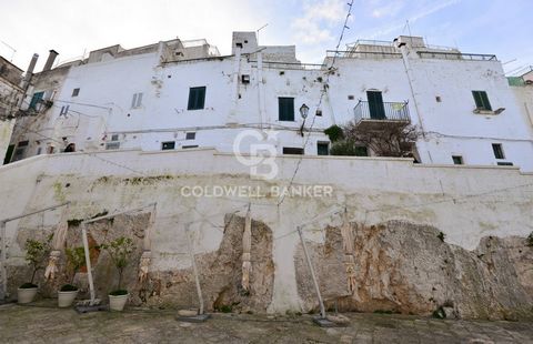 APULIA. OSTUNI . HISTORICAL CENTER SEA VIEW APARTMENT Coldwell Banker, offers for sale, exclusively, an ancient historic tower apartment, in a characteristic and semi-independent alley within the walls of the renowned White City in Ostuni. The ancien...