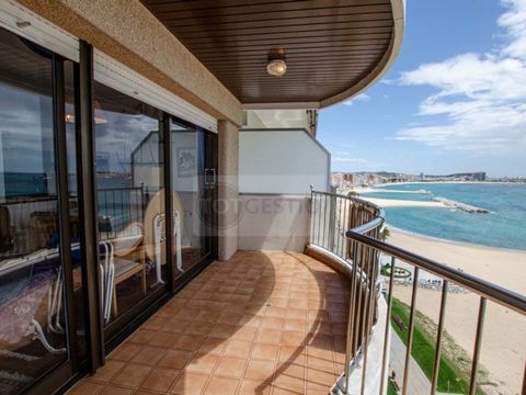 Amazing opportunity! Spacious Apartment on the Paseo Marítimo de Sant Antoni de Calonge Discover your new home in this beautiful apartment for sale, located on the exclusive promenade of Sant Antoni de Calonge. With a charming design and panoramic vi...
