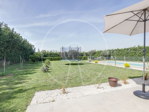 Plot in Alcochete with 1.840 sqm and possibility of construction up to 700 sqm. The land is fully fenced and has an adult vegetable hedge that gives it a lot of privacy, has some fruit trees, organic vegetable garden, natural grass, a swimming pool a...