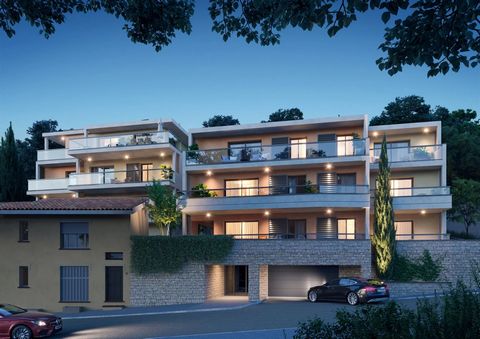 In the center of the Turbie, located at 8 minutes from Monaco, in a small residence of 13 flats, top floor 3 bedroom flat. The living space is 38 m2 and it includes a shower room, a bathroom with its toilet, a second toilet, 3 bedrooms, a 49 m2 terra...