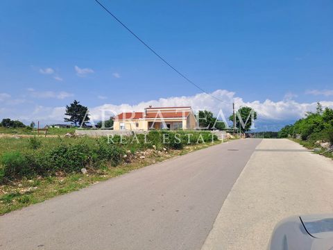 House for sale with pool, quiet location, Vrsi - Zadar, PROPERTY DESCRIPTION: Two bedrooms, bathroom, toilet and kitchen with living room. It is 800m away from the sea. It has city water supply. A septic tank is being built, but it can be connected t...
