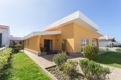 Deze villa met 4 slaapkamers, waarvan twee met eigen badkamer, ligt op minder dan 1 km van het strand van Amoreira en op minder dan 2 km van het strand van Santa Cruz. Vrijstaande villa die de hele dag door van zonlicht profiteert, het heeft ook een ...