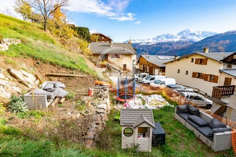 Exclusive, beautiful apartment on the slope of the sun renovated with unobstructed views of all the surrounding massifs. This duplex consists of a garage, a warehouse, toilets and a cellar on the first level. Upstairs, a beautiful living room with op...