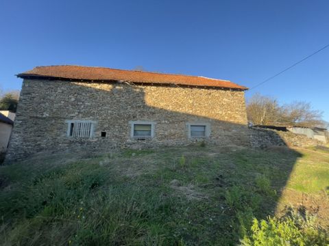 10 minuten van Beaulieux sur Dordogne. Wij stellen voor om deze schuur te verwerven om in huis te rehabiliteren, evenals een dubbele garage van 60m2 op een perceel van ongeveer 1500 m2. Een zeer mooi potentieel in een charmant gehucht van ALTILLAC. M...