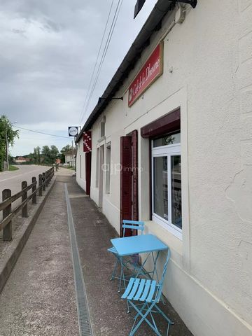 NEW. In village near BEAUNE commercial walls and license including bar, dining room, kitchen, toilets, shaded terrace, outbuildings, private apartment. Free for sale. Great business potential. INFORMATION: Isabelle Caire ...