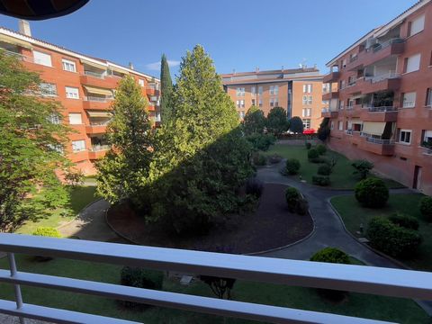 4 bedroom apartment with terrace in Figueres Costa Brava. It has been very recently renovated and has a built area of 133m2 and 98m2 useful. It is distributed in a hall, a large dining room that communicates with the independent and equipped kitchen,...